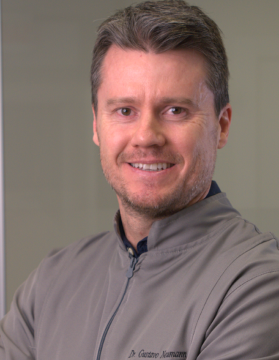 Dr. Gustavo Neumann