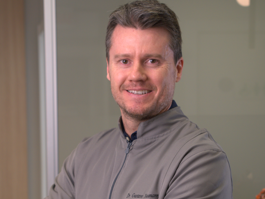 Dr. Gustavo Neumann