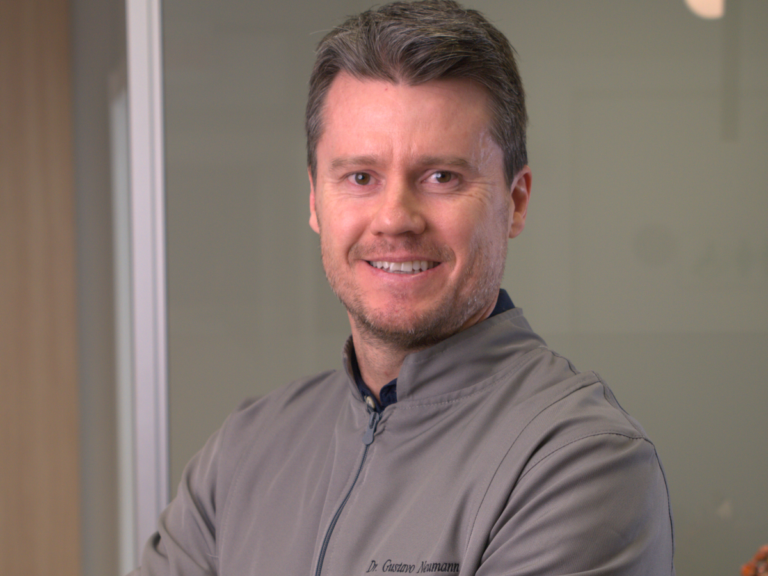 Dr. Gustavo Neumann