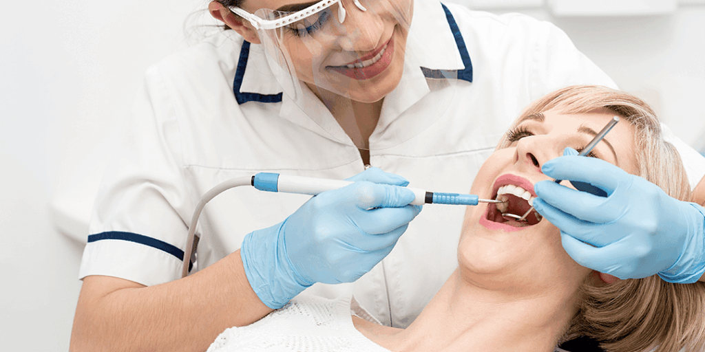 Tipos de clareamento dental: quais existem e como são feitos?
