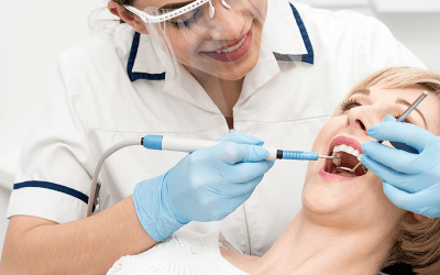 Tipos de clareamento dental: quais existem e como são feitos?