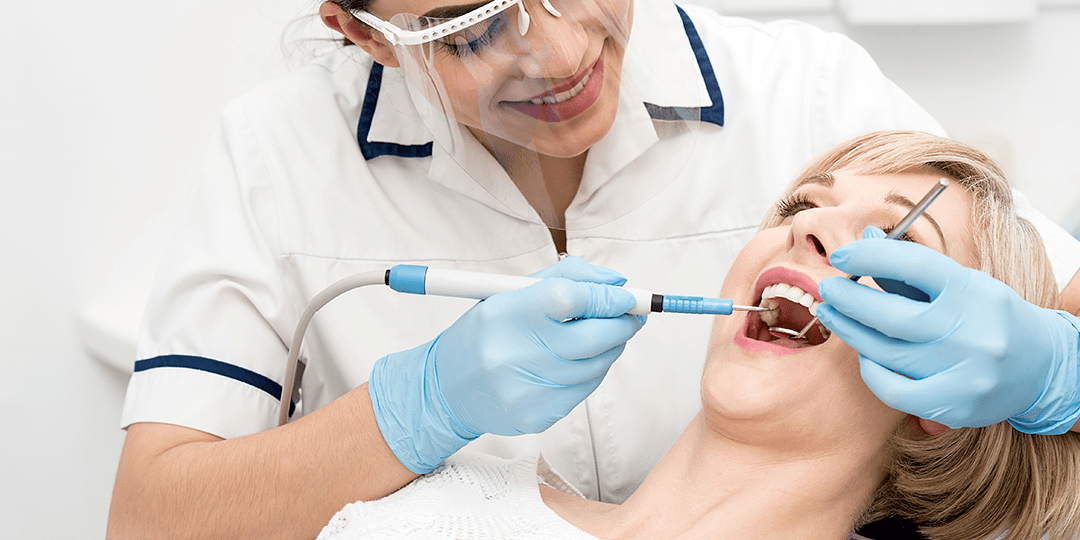 Tipos de clareamento dental: quais existem e como são feitos?