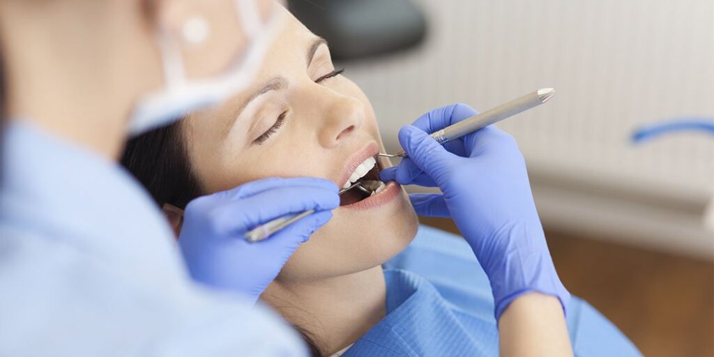 De quanto em quanto tempo devo fazer limpeza dental?